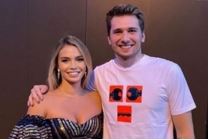 每日邮报：东契奇前女友在与一位知名人士交往 住孩子奶奶的豪宅