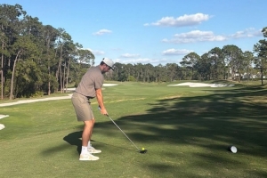 你也手痒了？东契奇社媒晒自己在户外打高尔夫球