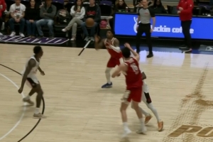 吐无数次也喂你！杨瀚森弧顶助攻乐福突破单臂劈扣