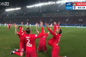 打破僵局！古斯塔沃头槌破门，方镜淇扑了一下未能阻止球入网