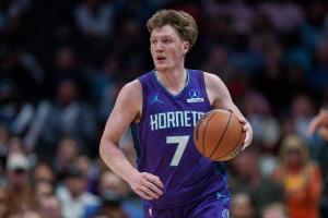 这菜鸟真的猛！克尼佩尔已轰进242记三分联盟第一 有望破队史纪录