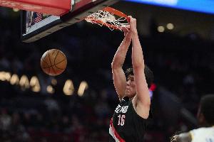 稳健！杨瀚森半场出战15分钟 6中4拿到10分5板