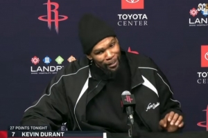 赛后队友泼水庆祝里程碑！杜兰特笑称：以前还没在更衣室洗过澡