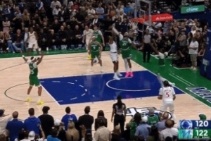 稳得很！伦纳德突破慢三步迎着补防抛投追平比分