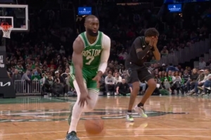 够吓人的！杰伦·布朗反击冲筐对抗里德平拍倒地 好在无碍