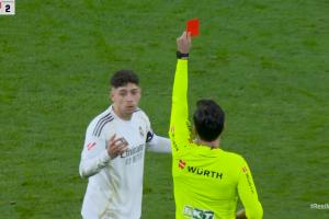 恩怨局？巴尔韦德踢倒巴埃纳吃直红，此前巴埃纳诅咒其儿子被拳打