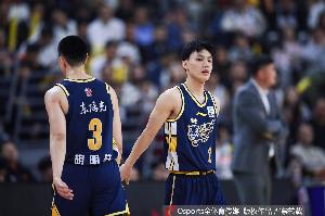 戏份得增加！胡明轩&徐杰合计17投9中 拿到22分5篮板5助攻