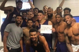 9年前的今天：布克对阵绿军狂砍70分 成为史上最年轻70分先生