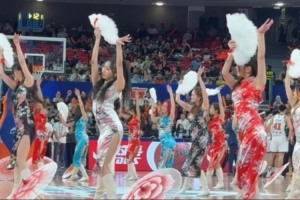 上海豪取10连胜高居联盟第1！队记分享上海主场啦啦队表演