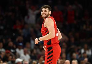 护筐太猛了！克林根10中3拿下7分15板7帽 盖帽距生涯纪录仅差1个