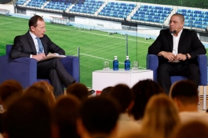 卡洛斯：成为皇马大使是一种荣誉，你能看到这个队徽代表的伟大