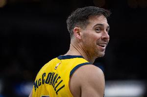 神鬼莫测！麦康纳持球突破送脑后妙传 沃克接球起飞双手暴扣