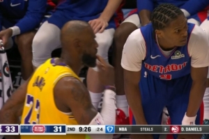 被抓了！詹姆斯掩护时撞倒防守 被吹掩护犯规