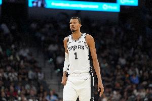 攻防震慑力！文班内线无敌砍下26分14板4助5帽 外线略浪7中1