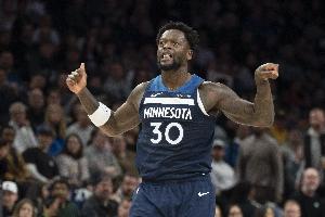 很强硬！兰德尔篮下强打小史密斯抛投反超火箭1分