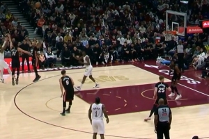 力挽狂澜！多诺万·米切尔连续三分命中扳平比分 单节独得13分