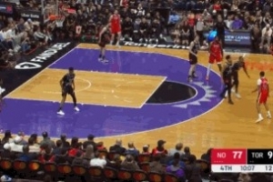 永远自信！普尔外线接球直接脚踩logo命中超远三分球