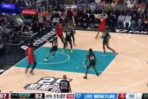 神兵天降！申京抛投不中 阿门腾空暴起单臂战斧补扣