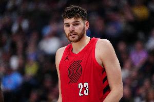 太迷了上篮扣篮全不进！克林根上半场4中0仅得1分 拿到7个篮板