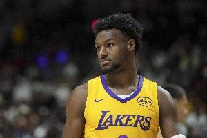 高效砍下26+7+5！詹姆斯发推赞叹布朗尼G联盟表现：他打疯了！