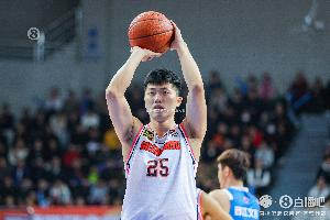 队友真猛！张皓嘉半场2中0没得分拿到3篮板 正负值+32最高