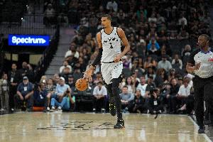 文班：我们当然想要冲击西部榜首 对卡斯尔拿3双不意外