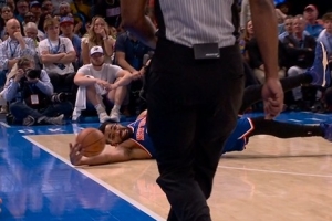 超极限！唐斯倒地奋力救球出界 尼克斯挑战成功